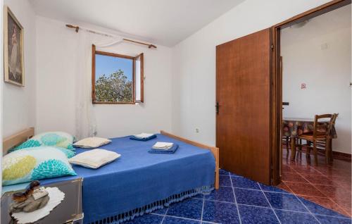 1 dormitorio con 1 cama azul en una habitación en Gorgeous Apartment In Stinica With House Sea View, en Stinica