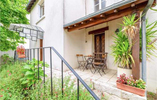 un balcon d'une maison avec une table et des chaises dans l'établissement La Haie, à Les Montils