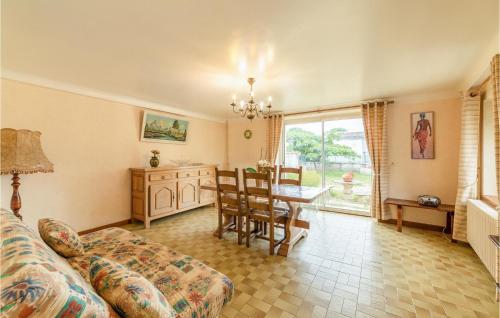 ein Wohnzimmer mit einem Sofa und einem Tisch in der Unterkunft La Haie in Les Montils