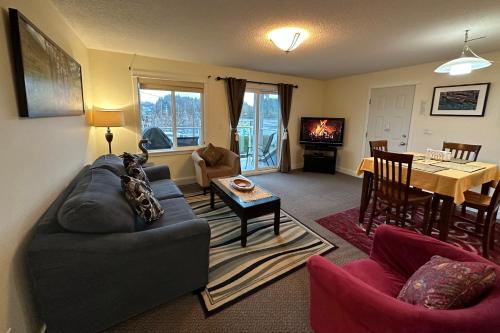Χώρος καθιστικού στο Bayshore Waterfront Inn