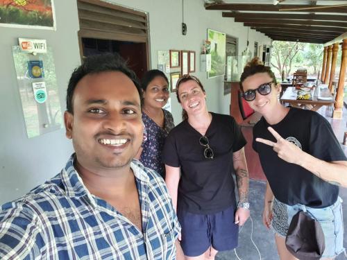 un groupe de personnes posant pour une photo dans l'établissement Ceylon Resort Wilpattu, à Wilpattu