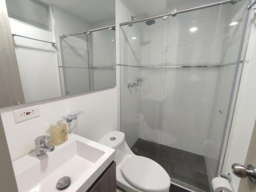 y baño con ducha, aseo y lavamanos. en Apartamento Almendros Home, en Santa Rosa de Cabal