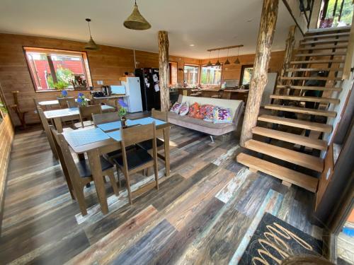 eine Küche und ein Wohnzimmer mit einem Tisch und einem Esszimmer in der Unterkunft Cabañas y hostal Aurora in Castro
