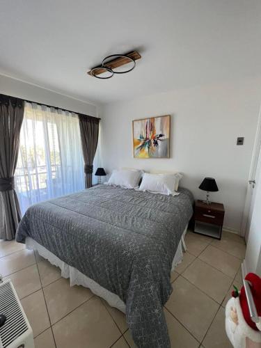 a bedroom with a bed and a ceiling fan at Departamento en Edificio Hanga Roa - Frente Muelle Vergara in Viña del Mar