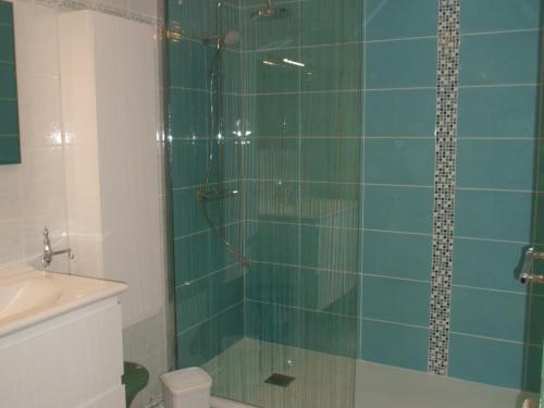uma casa de banho com uma cabina de duche em vidro e um lavatório. em Appartement Balaruc-les-Bains, 2 pièces, 4 personnes - FR-1-503-59 em Balaruc-les-Bains