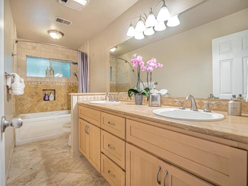 a bathroom with two sinks and a large mirror at Amazing Santa Cruz Landscaped Paradise in Santa Cruz