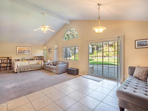 uma sala de estar com dois sofás e uma janela em Amazing Santa Cruz Landscaped Paradise em Santa Cruz
