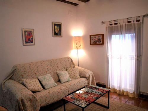 a living room with a couch and a table at La Casita de Nerea XL in Cuenca