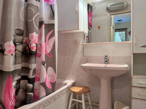 une salle de bain avec un lavabo et un rideau de douche dans l'établissement Appartement Climatisé avec Terrasse - 100m de la Plage - 4 couchages - Parking et Ménage Inclus - FR-1-251-444, au Lavandou