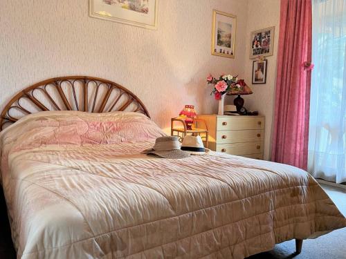 une chambre avec un lit, une commode et une fenêtre dans l'établissement Appartement Climatisé avec Terrasse - 100m de la Plage - 4 couchages - Parking et Ménage Inclus - FR-1-251-444, au Lavandou