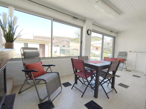 une salle à manger avec une table, des chaises et une horloge dans l'établissement Maison T4 lumineuse avec jardin, à 10 min des Thermes, classée 3 étoiles, centre-ville de Balaruc-les-Bains - FR-1-503-164, à Balaruc-les-Bains