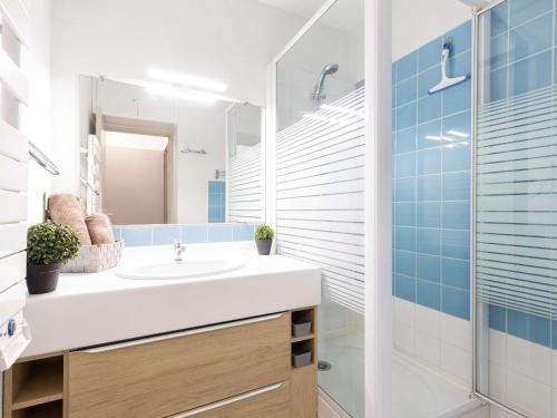 a bathroom with a sink and a shower at Charmant appartement lumineux avec balcon, près des commerces et du télécabine à Saint-Lary-Soulan - FR-1-296-458 in Saint-Lary-Soulan