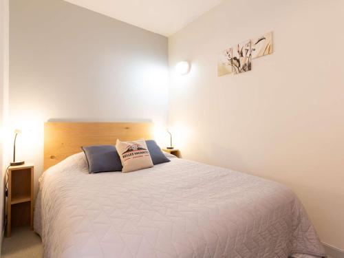a bedroom with a bed with two pillows on it at Charmant appartement lumineux avec balcon, près des commerces et du télécabine à Saint-Lary-Soulan - FR-1-296-458 in Saint-Lary-Soulan
