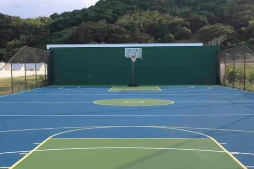 Instalaciones para jugar a tenis o squash en Snooze at Oceanpointe o alrededores