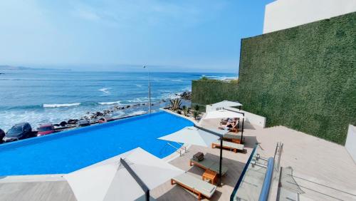 una piscina con vistas al océano en Apartamento de 3 dormitorios - San Bartolo, en Lima