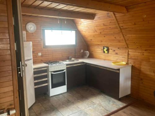 A cozinha ou cozinha compacta de Domek Całoroczny we Wsi Zbychowo nad Jeziorem Wyspowo
