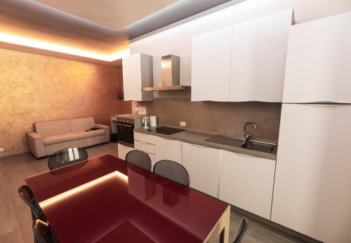 Η κουζίνα ή μικρή κουζίνα στο Garda Fantasy Apartment - JACUZZI