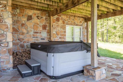 a large outdoor jacuzzi in a stone house at River Haven with Hot Tub in Delta
