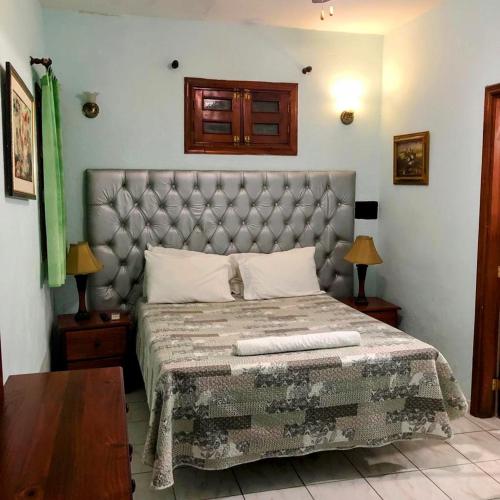 Llit o llits en una habitació de Hotel Aluge