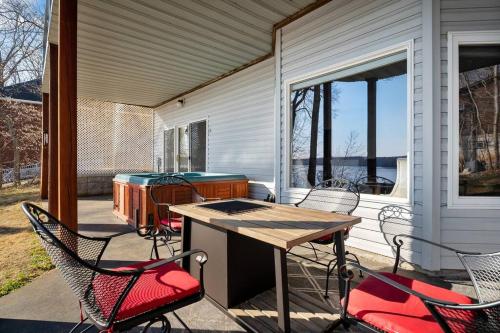 un patio con sillas y una mesa en un porche en Million Dollar Views: Lakefront, Dock, Kayaks+More, en Winchester