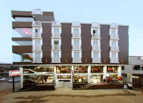 een groot gebouw met een winkel ervoor bij moriz inn in Mysore