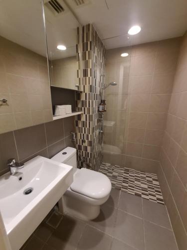 uma casa de banho com um WC branco e um lavatório. em Verve 2Bedroom 2to6pax Kuala Lumpur near Midvalley MegaMall em Kuala Lumpur