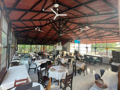restauracja ze stołami i krzesłami oraz sufitem w obiekcie Amazon Lodge Varillal w mieście Iquitos