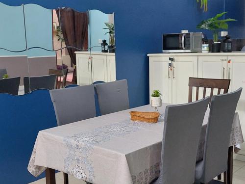 comedor con mesa blanca y sillas en AD Homestay Gua Musang Terrace House with 3 room en Gua Musang