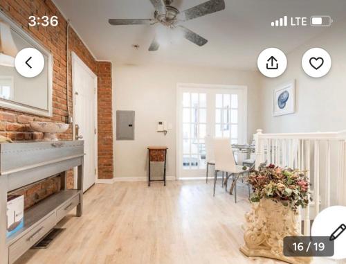 un salon avec une cheminée et une salle à manger dans l'établissement Jersey city abode mins to city, à Jersey City