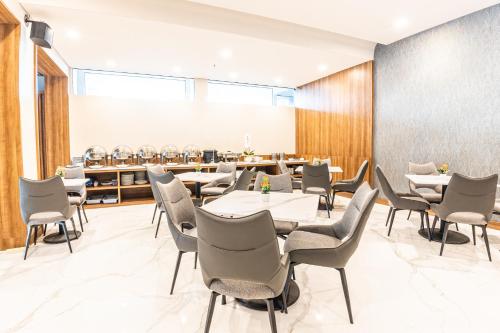 a dining room with tables and chairs at KIYANA HOTEL SEMARANG in Jomblang