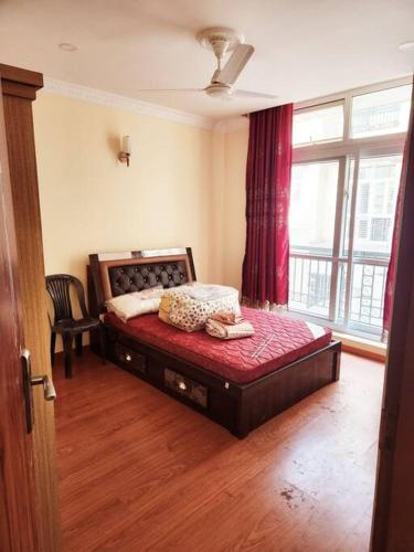 BungmatiにあるCosy Quiet Little Apartment In Kathmanduの窓のある部屋にベッドがある寝室