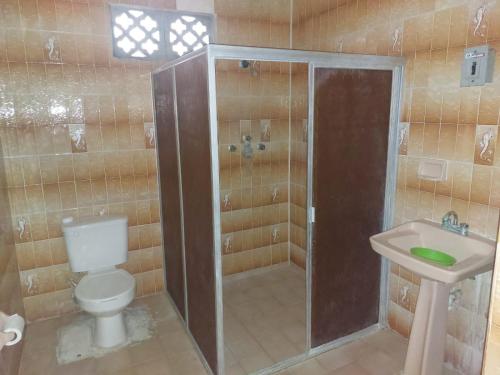 La salle de bains est pourvue d'une douche, de toilettes et d'un lavabo. dans l'établissement La Casa del Descanso, à Tekax de Álvaro Obregón