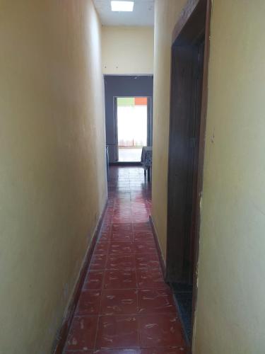 - un couloir avec du carrelage rouge dans la chambre dans l'établissement La Casa del Descanso, à Tekax de Álvaro Obregón