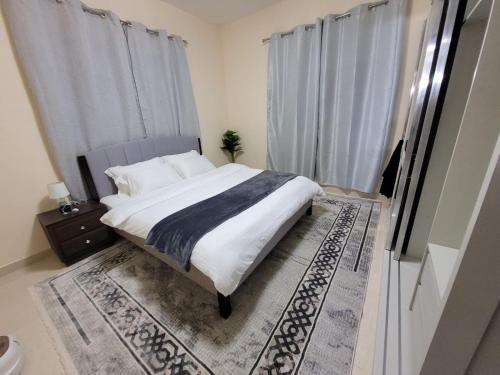 เตียงในห้องที่ Spacious & Comfortable 1 BR and 1 Living Room Apartment Near Sharjah University City