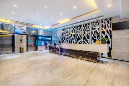 a ballroom with a wooden floor and a wall with a partition at Slowcom┃Yuebei Hotel （Guangzhou Provincial Government) in Guangzhou