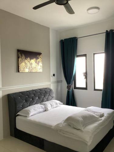 Säng eller sängar i ett rum på Golden Oceanview at Icon Residence