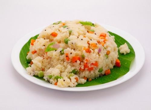 une plaque de riz et de légumes sur une feuille verte dans l'établissement Gayatri Homestay, à Ratnagiri