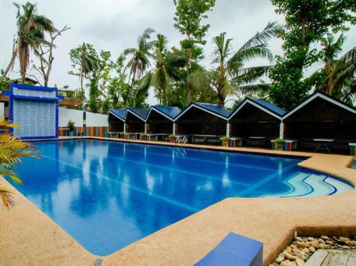 een groot zwembad voor een resort bij Carcar Eco Farm Resorts in Carcar