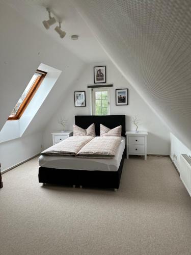 a bedroom with a bed in a attic at KIosterlinchen in Walkenried
