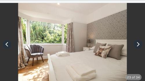 En eller flere senge i et værelse på Meadowside, Troutbeck Bridge with offsite health club