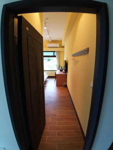 a hallway with a door open to a room at 太魯閣惠宇民宿 in Xincheng