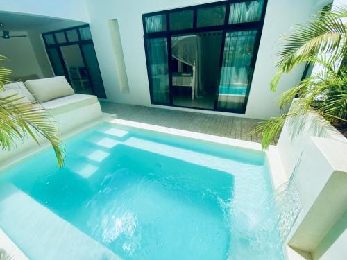 Bazén v ubytování Nyumba Nyekundu nebo v jeho okolí