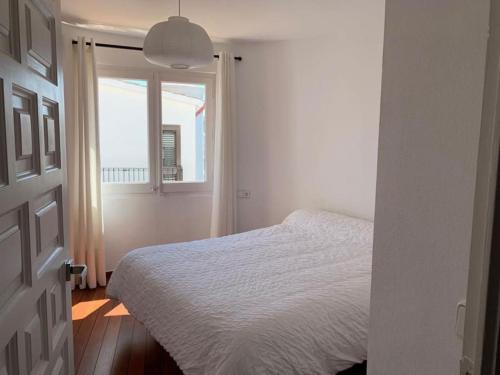 Schlafzimmer mit einem Bett und einem Fenster in der Unterkunft Maison 3 chambres proche plage amarre 7 m in Empuriabrava