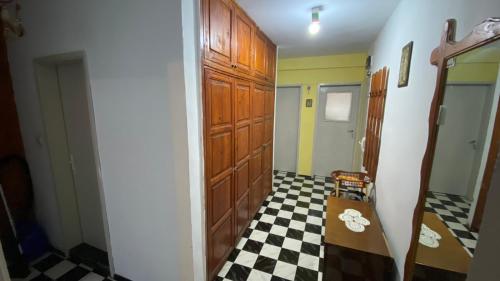 Łazienka z czarno-białą podłogą wyłożoną szachownicą w obiekcie Аria B&B w Burgas