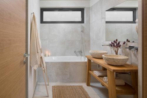 een badkamer met een bad en een wastafel bij Terra Histria - Boutique Stone House in Oprtalj