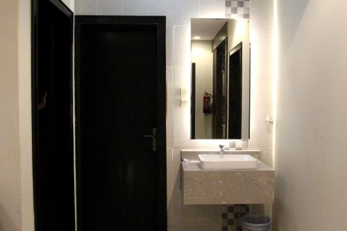 a bathroom with a sink and a mirror at منتجع خيالي السياحي 1 in Khamis Mushayt