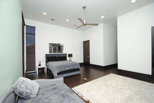 Postel nebo postele na pokoji v ubytování 3222 sqft 3 Bedroom Townhous Amazing Rooftop View