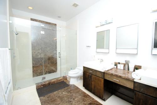 Koupelna v ubytování 3222 sqft 3 Bedroom Townhous Amazing Rooftop View