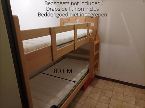 a room with two bunk beds in a room at Le 7ème Ciel Westende in Middelkerke