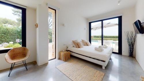 1 dormitorio con cama y ventana grande en Villa Algarrobos, en Santa Eulària des Riu